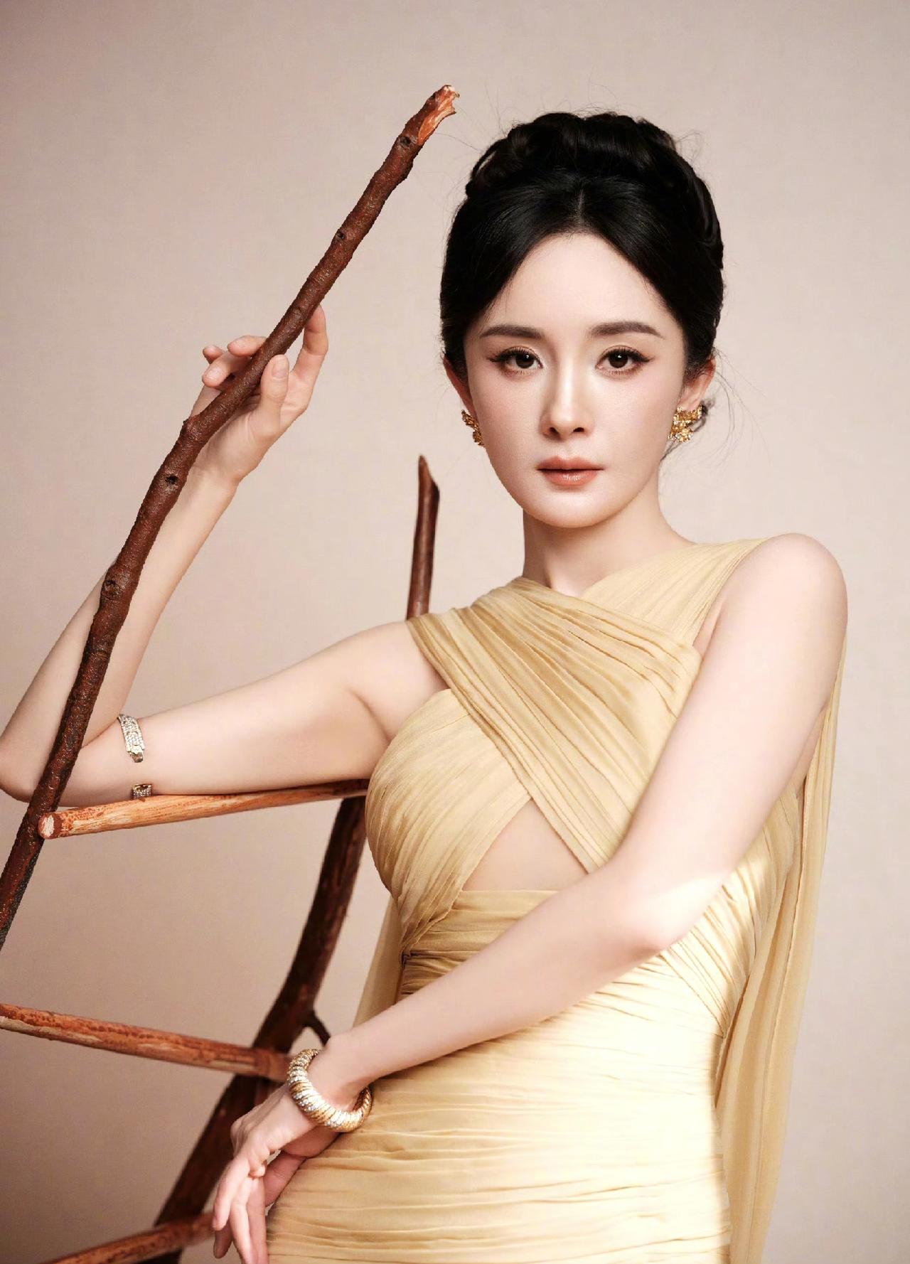 @杨幂 ～2025爱奇艺“尖叫之夜”[比心]