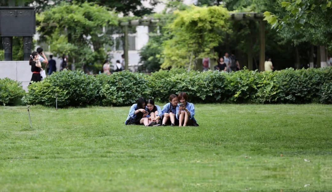 见过富二代接手商业帝国的，但你敢信有人能把堂堂百年公立大学，直接经营成“自家后院