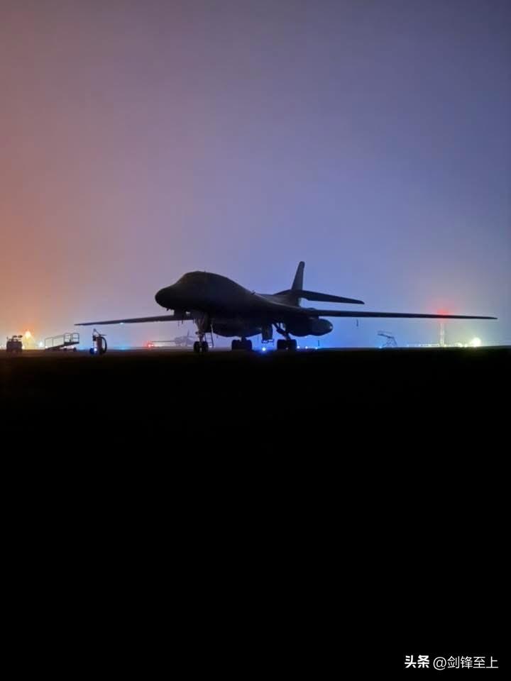 美帝国主义是真的没落了
昨晚的照片，一架B1B轰炸机停在英国机场
等待对伊朗的下