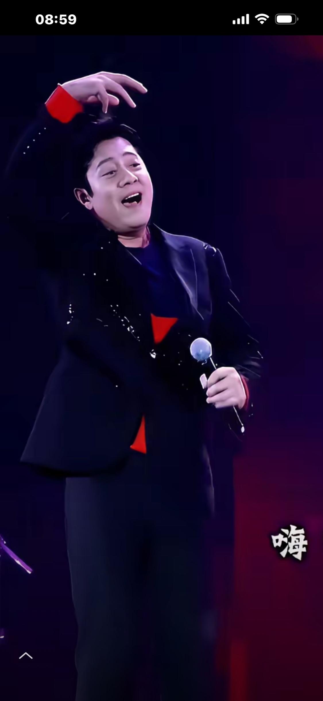 “蔡阿姨”是网友们对蔡先生的尊称。
其实蔡先生是男人是毋庸置疑的。
谁规定男人不