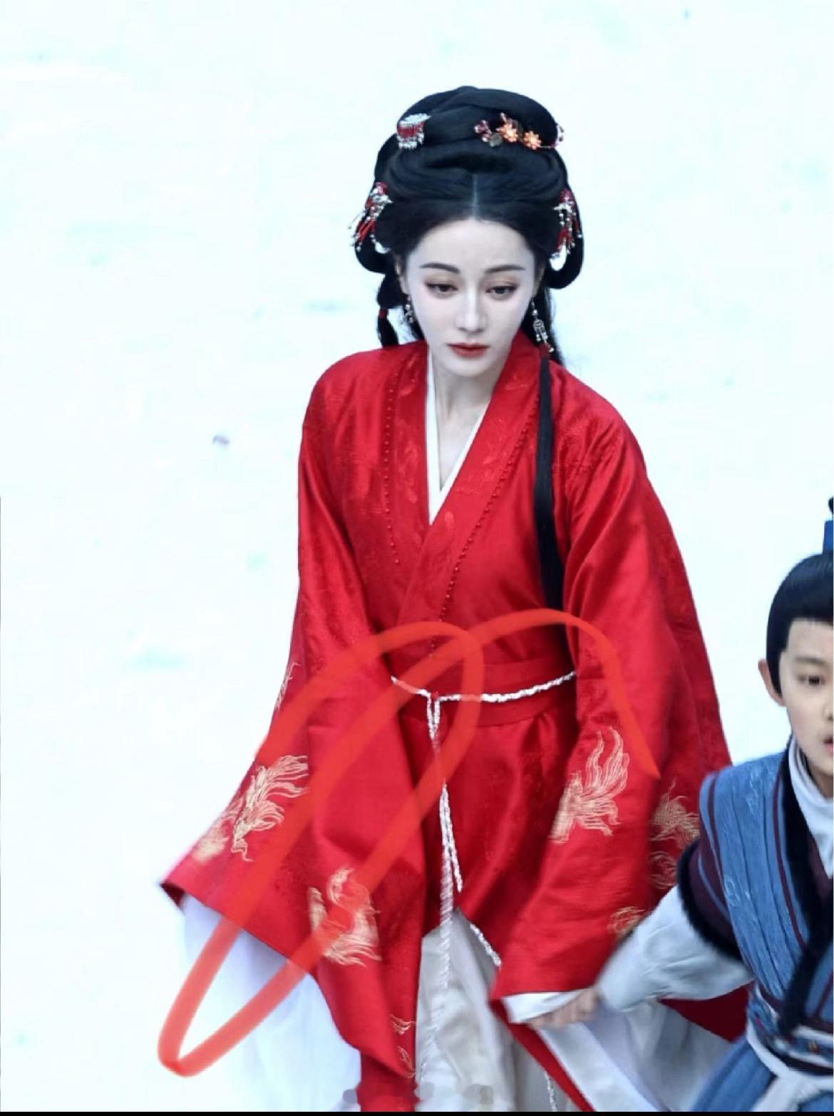 迪丽热巴慕胥辞红衣雪景路透  雪景 红衣 神颜 ❄️家慕红衣真的是神❣️ 