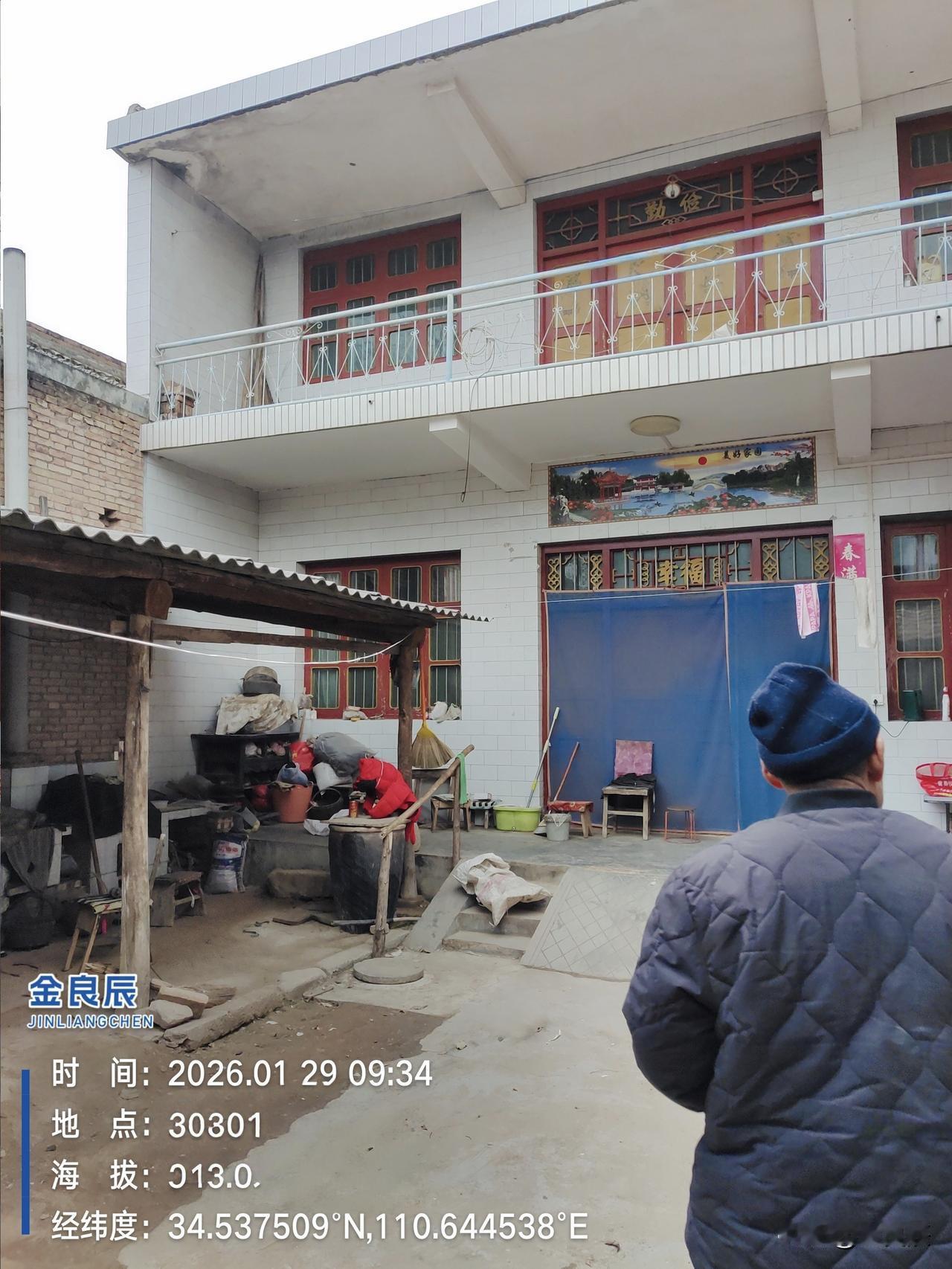 昨天回了一趟老家，离去都匆忙，心底却平添一种陌凉。

我的父母早在17年前就已经