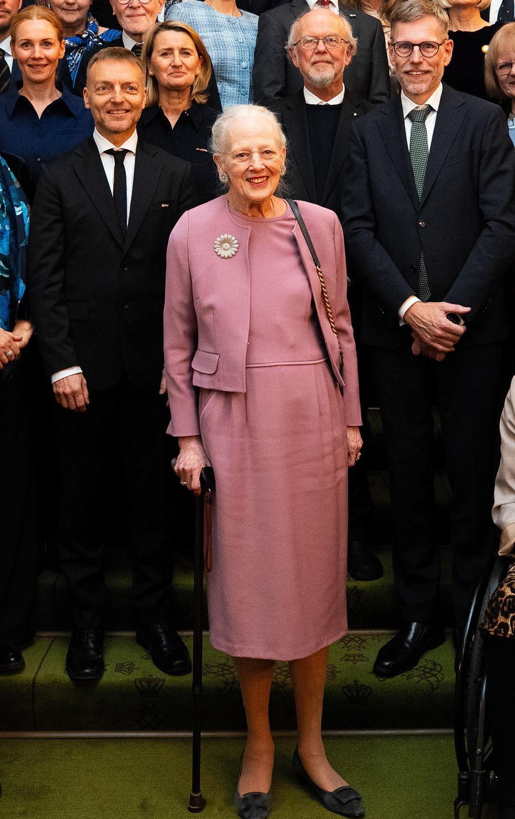 时尚 本年第一期贵圈老太太时尚，最后一张是荷兰三公主玛格丽特的83岁新大头照