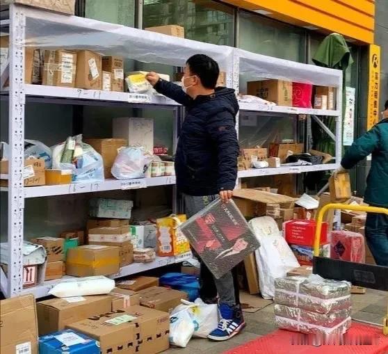 3月1号 一位快递员的独白:  
今天是做快递最爽的一天，平时一天平均送七八百件