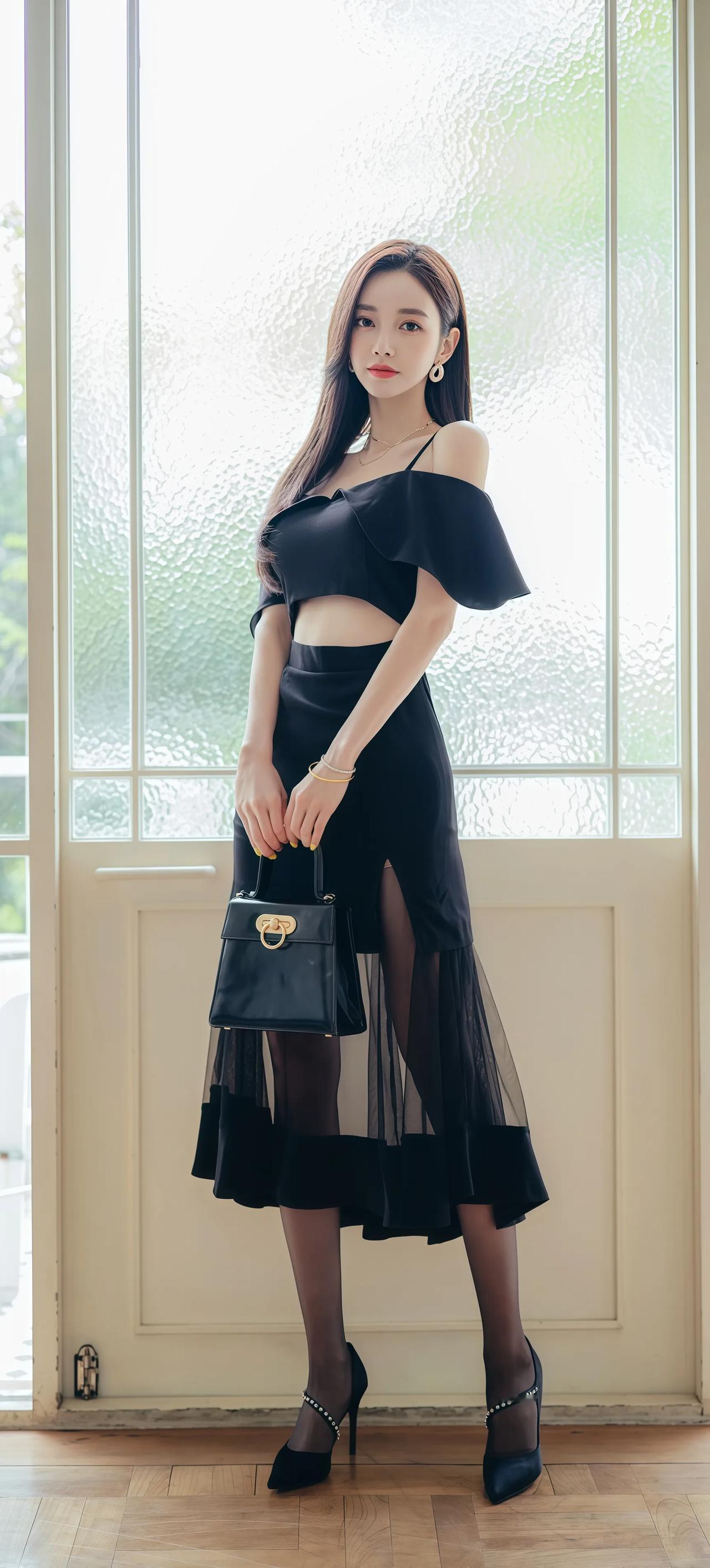 优雅黑裙，复古风情，手提包搭配，时尚感十足！