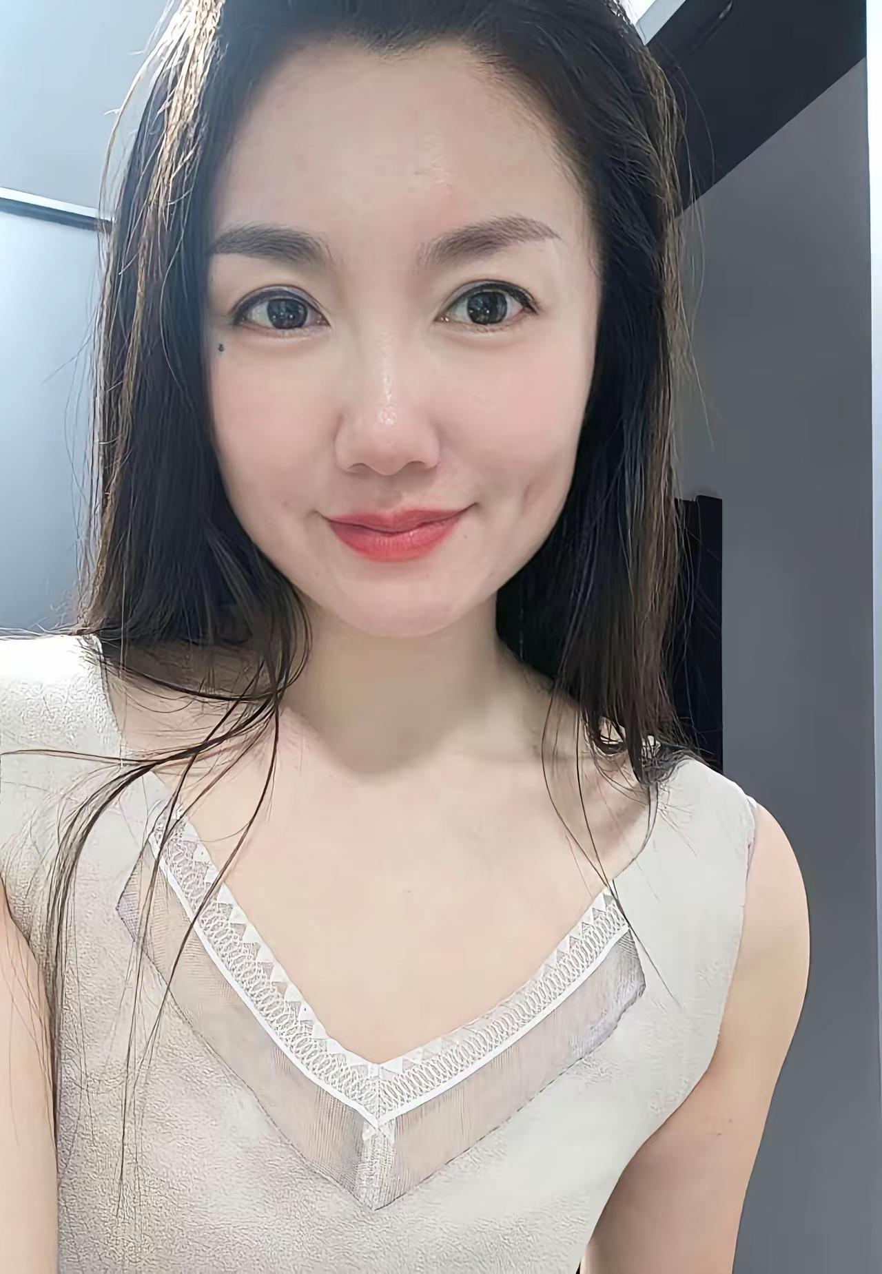 温柔甜美的日常穿搭，轻松自然，散发着淡淡的优雅气息。