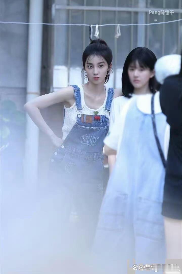 赵露思新剧《许我耀眼》，路透照里女二万鹏风头盖过了女主，这选角是不是有点扎心 ​
