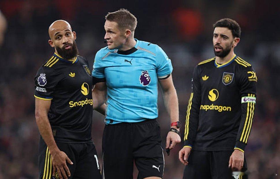 阿森纳2比3曼联 大家都散了吧！英超联赛哪里有什么公平正义，全是系统局。主裁判克