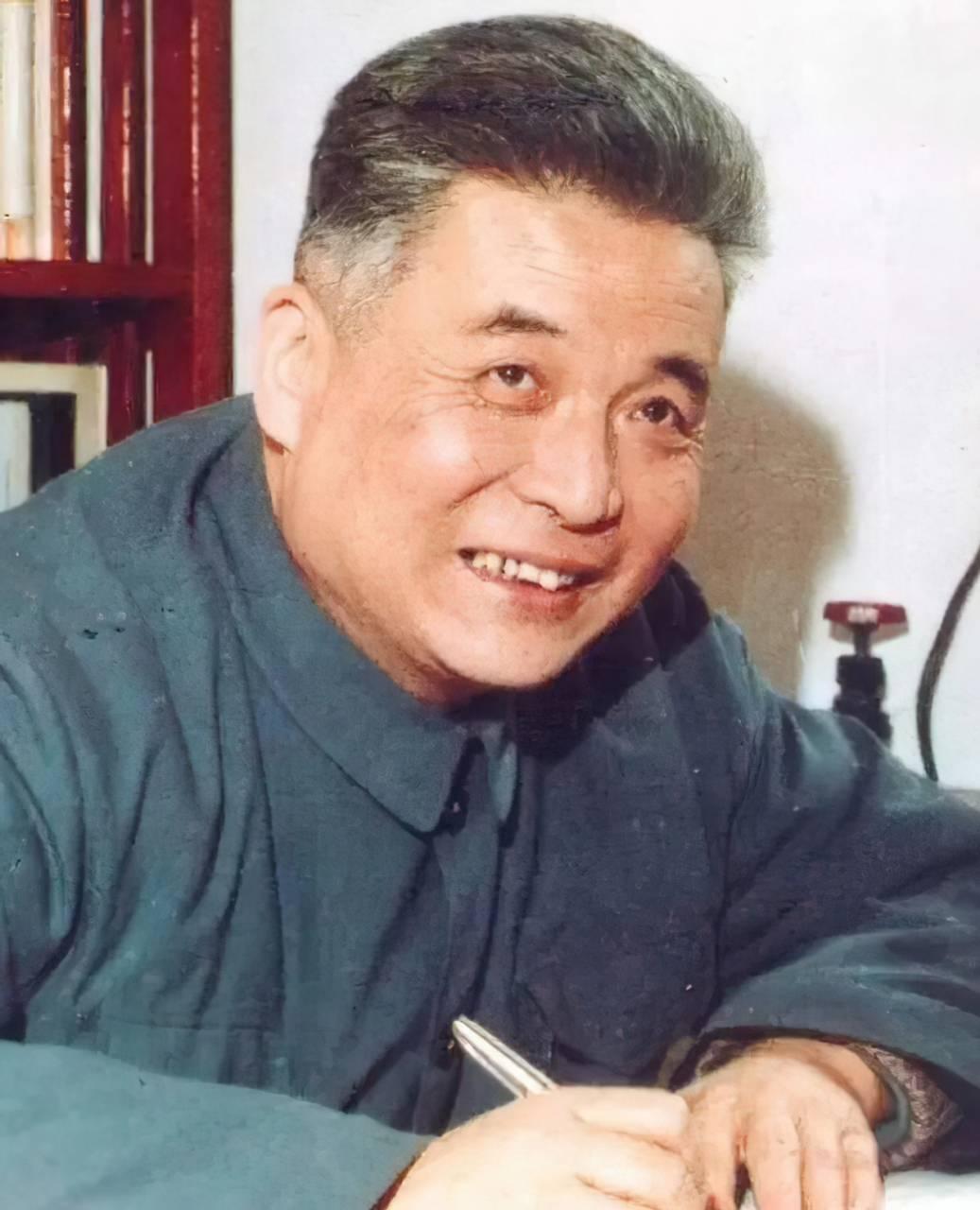 1986年，邓稼先夫人许鹿希：稼先去世前一个月，中央军委同意对他解密。

（信息