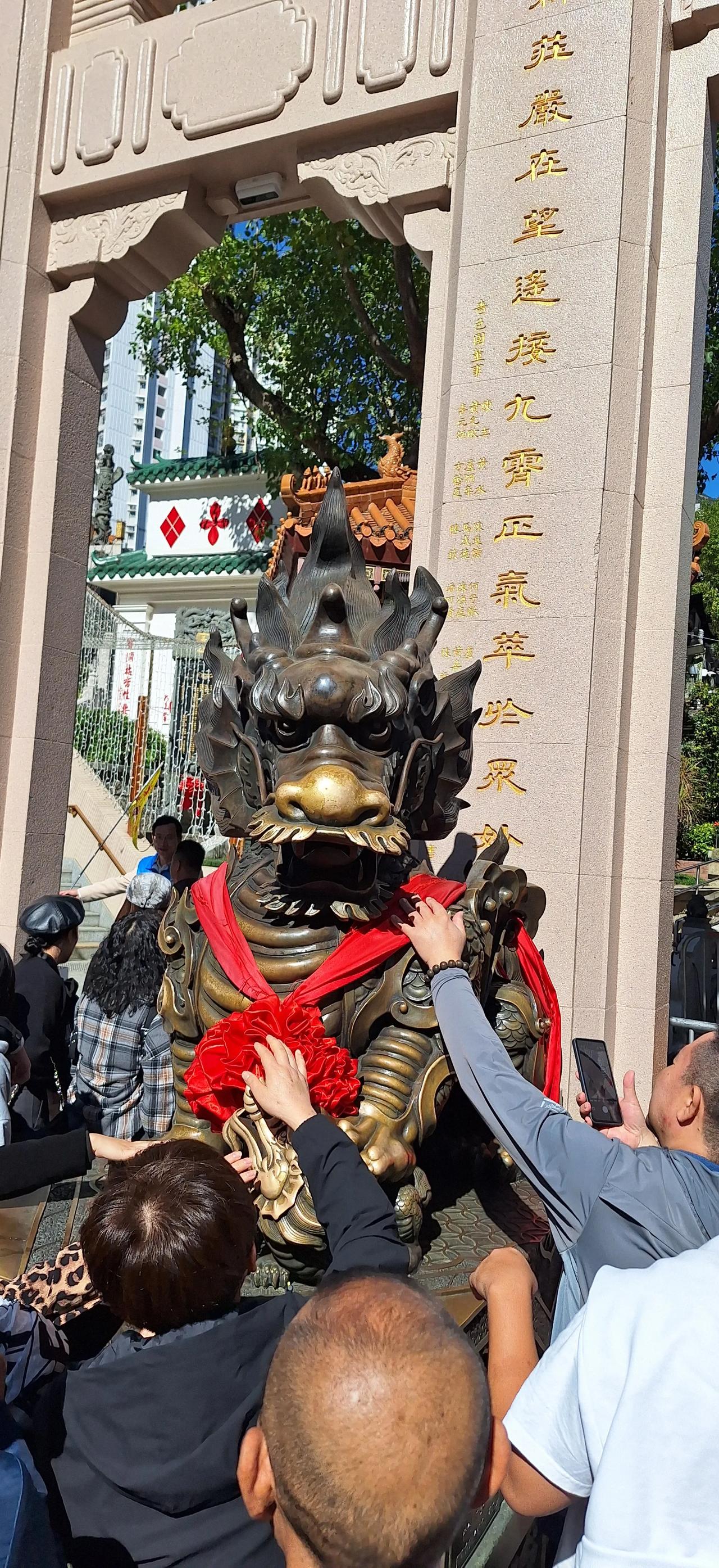 手摸麒麟头，富贵都不愁。
​言之有理，在我心目中，富人和权贵没啥愁事，因为想喝甜