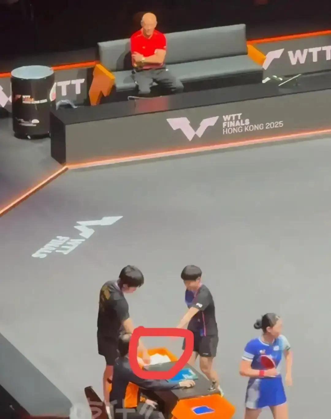 毛巾全白，王楚钦抓瞎，孙颖莎得先当“导航”。
 
这画面好笑，也扎心：世界级赛事
