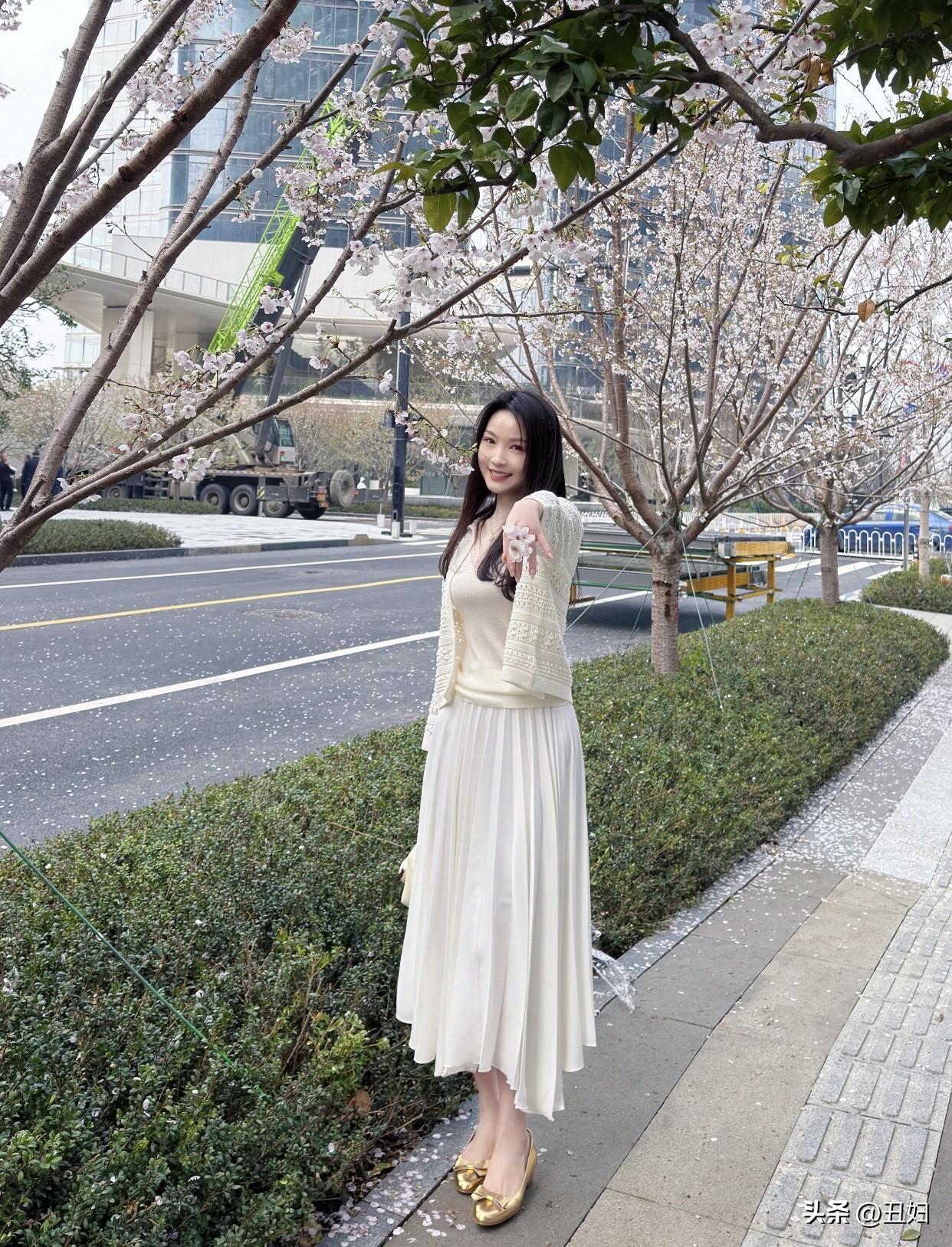 女性怎样有气质在修养也不能少。多读书，腹有诗书气自华可不是白说的。像林徽因，饱读