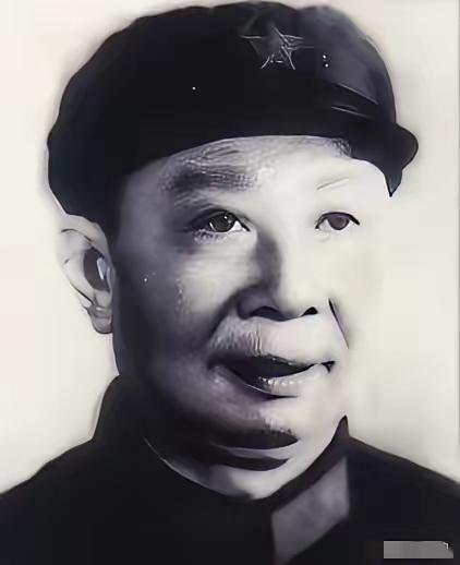 1942年，八路军周彪率机关队伍转移途中，察觉秘书故意走在外侧，还偷偷撒高粱粒。