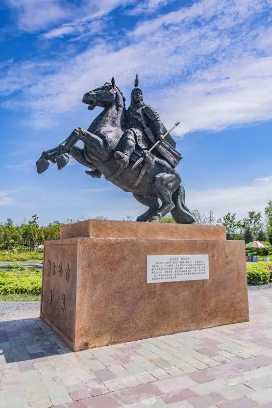 努尔哈赤算是清朝的皇帝吗?

努尔哈赤是清朝的奠基人，但生前并未称帝（皇帝），他