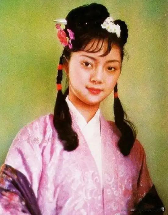 《红楼梦》宝姐姐的试妆照和正式剧照
事实证明，再好看的底子，也需要精致的妆容呀，
