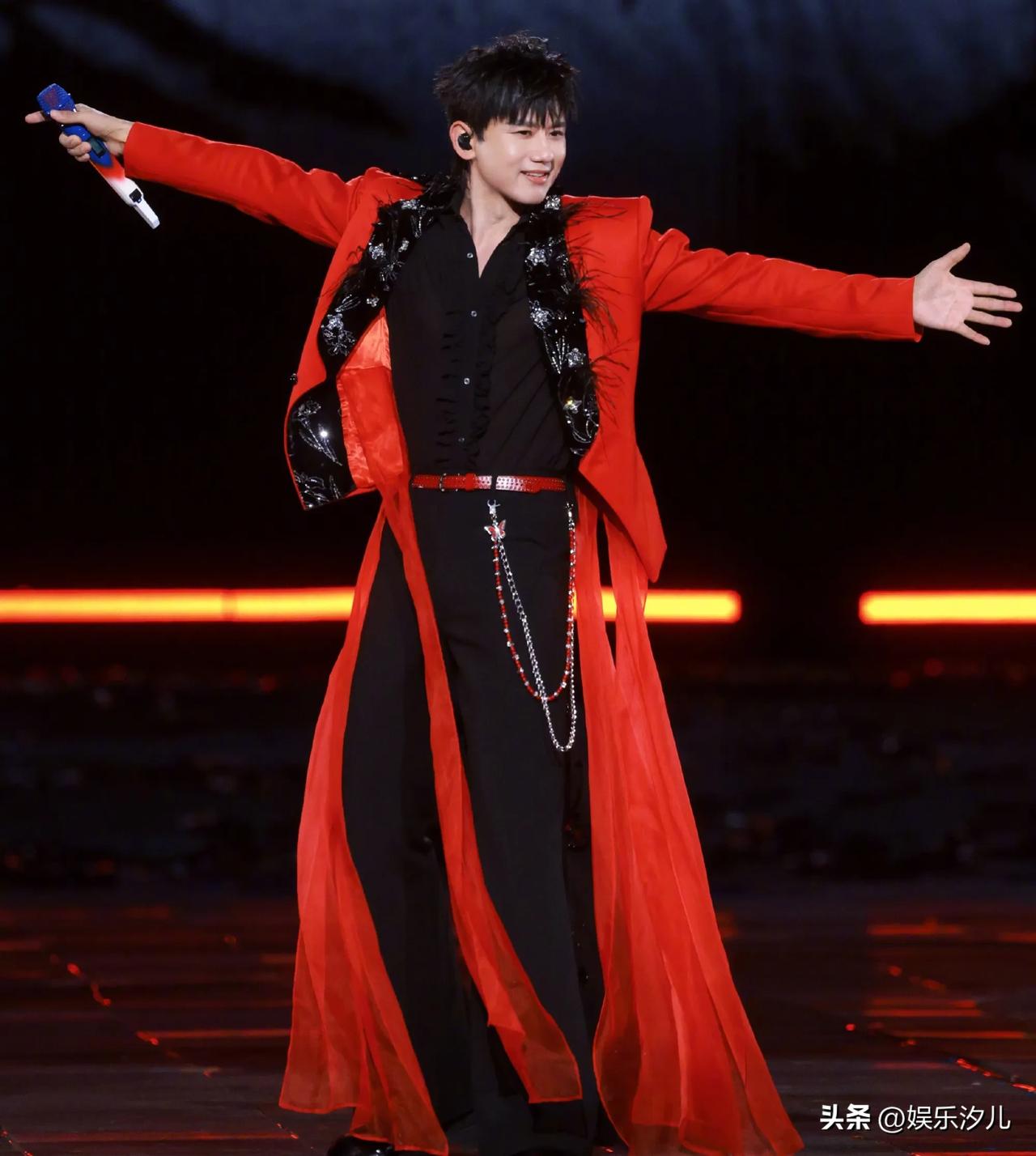 娱乐圈没有资源是非常难的。
张杰如果没有谢娜估计也没有今天的大红，谢娜是张杰的贵