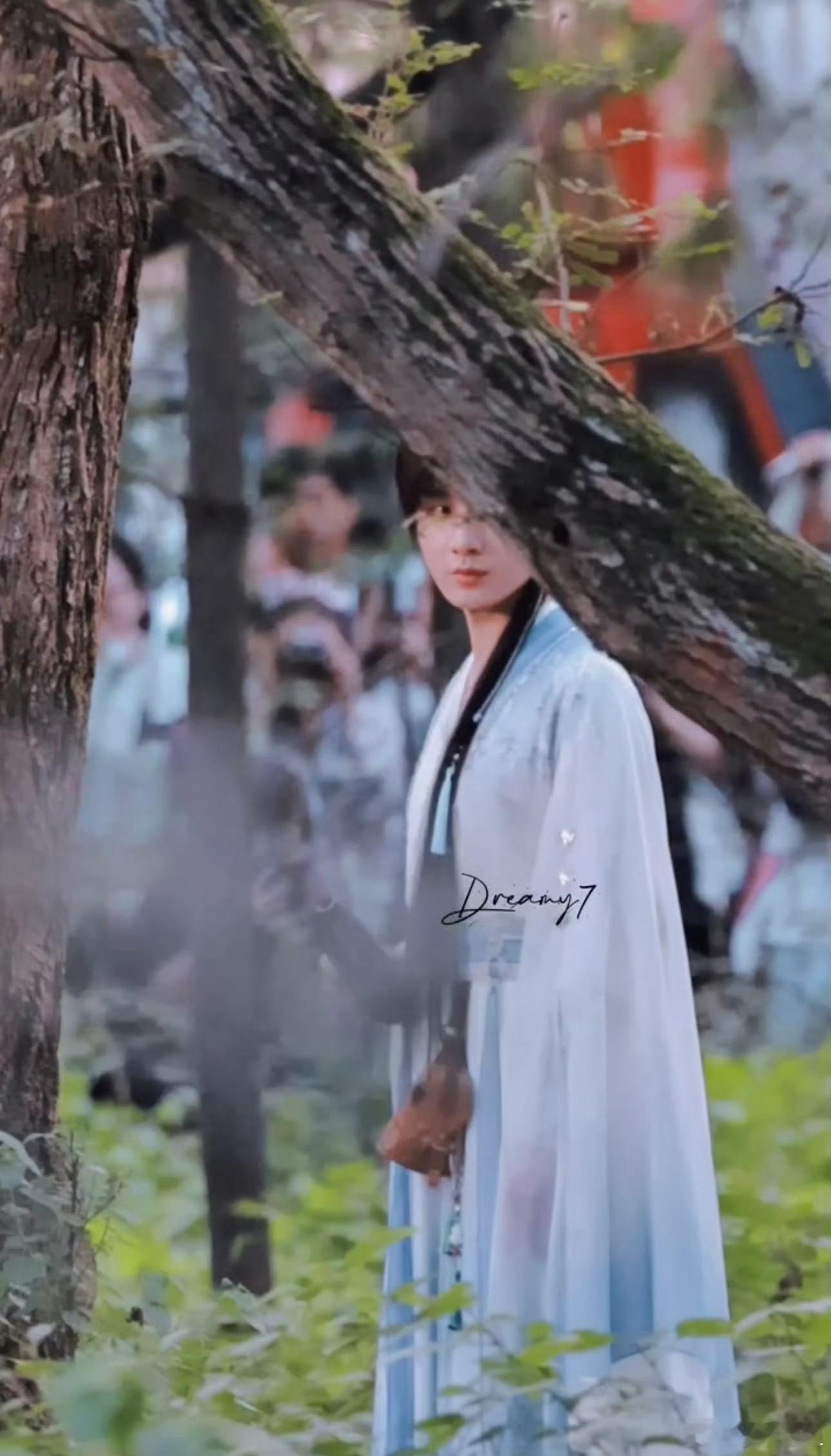 成毅这个胸从侧面看好迷人。 ​​​