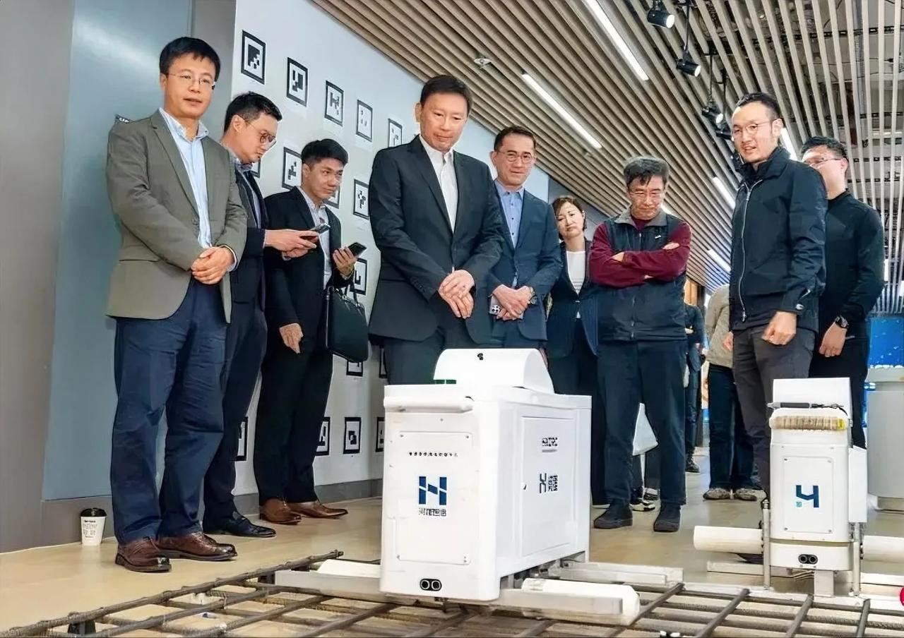 以后建筑行业的钢筋绑扎工一定会失业，因为机器人正在与人“抢饭”。
新加坡国家发展