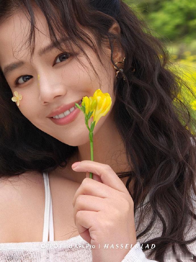 马思纯云南体验簪花 非遗之美与人文气质完美结合🌺云南特色簪花非遗服饰，衬得马思