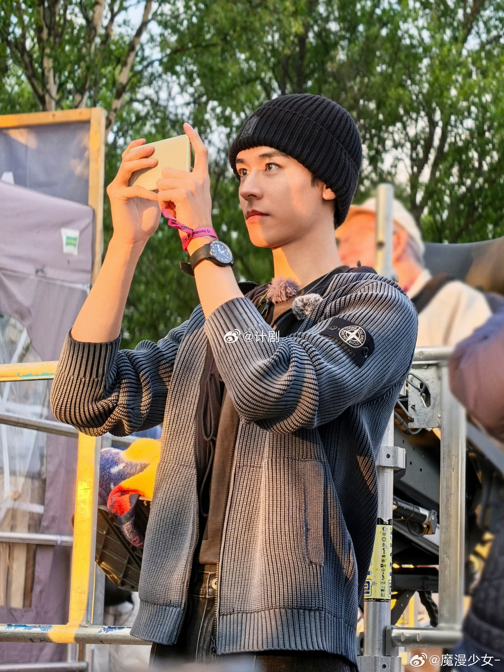 龚俊新剧胡子造型凤舞九天 看到龚俊新剧造型直接愣住，小胡子一添整个人气质都变了，