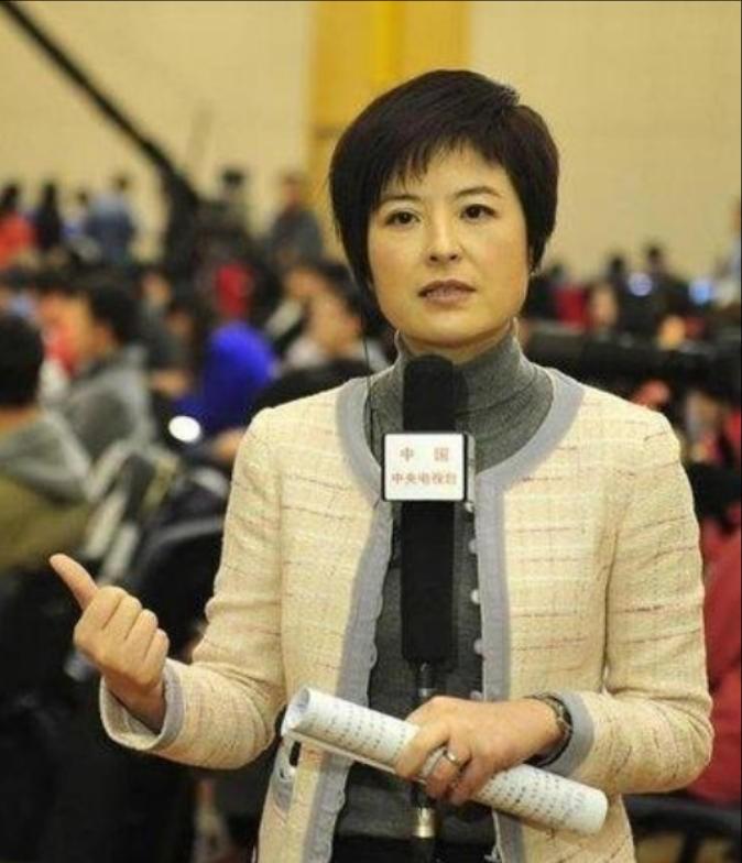 [中国赞]42岁的央视主持人张泉灵辞去工作后，趁着60岁的丈夫不注意，带着存款1