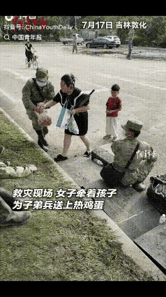 上人民日报了。吉林敦化，一女子牵着儿子，直直地走向坐在树荫下乘凉的人民子弟兵旁，