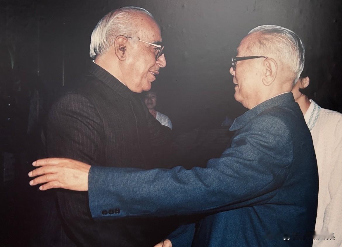 1990年9月22日，李先念会见来访的巴基斯坦总统伊沙克•汗。巴基斯坦是最早承认