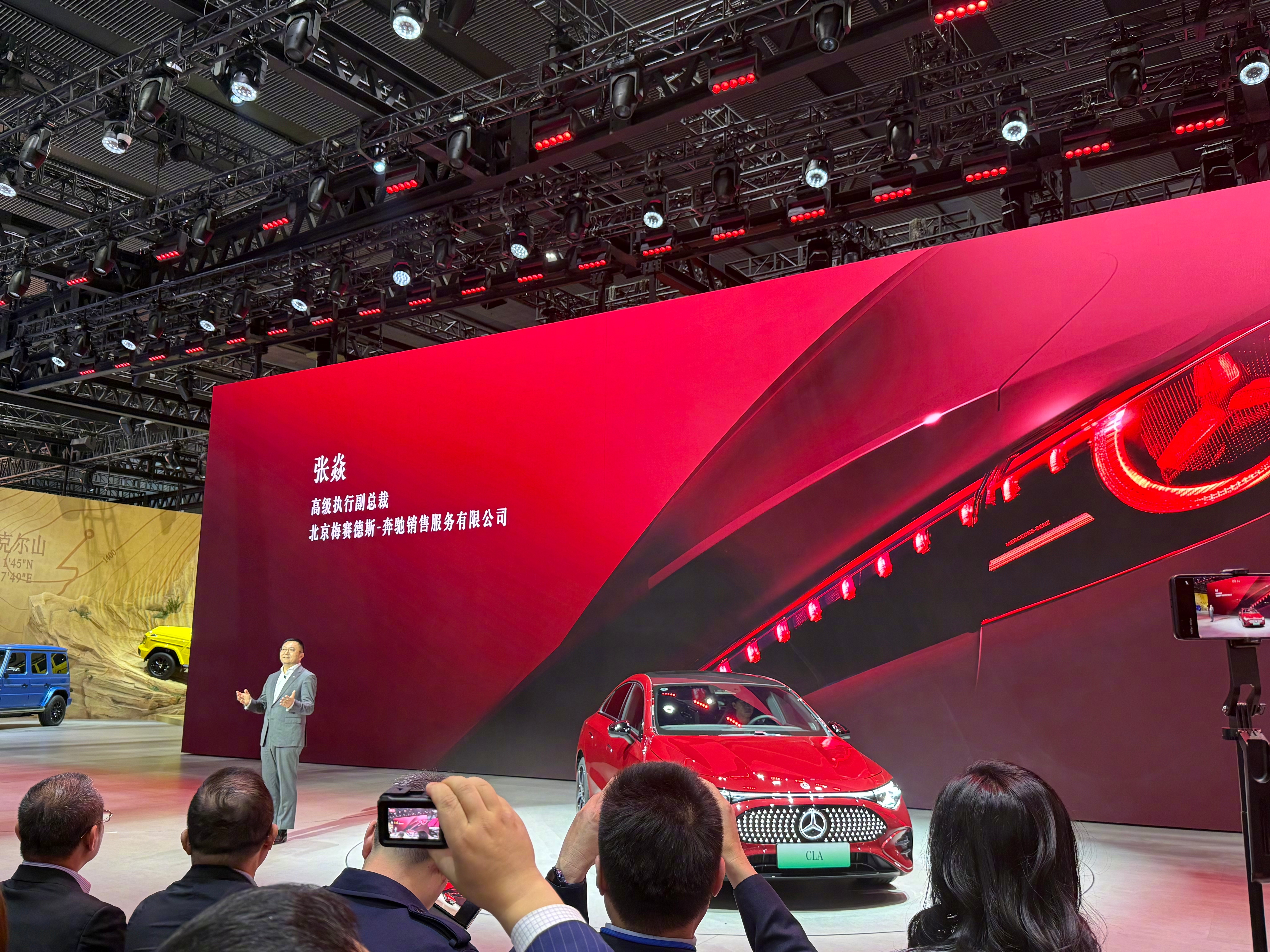 这次广州车展，梅赛德斯-奔驰带来了全品牌29款车型，刚征战完纳多赛道的AMG G