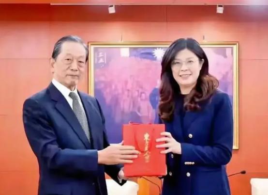 郑丽文现在估计肠子都悔青了。她后悔的不是向日本灾区伸了援手，也不是以个人名义捐了