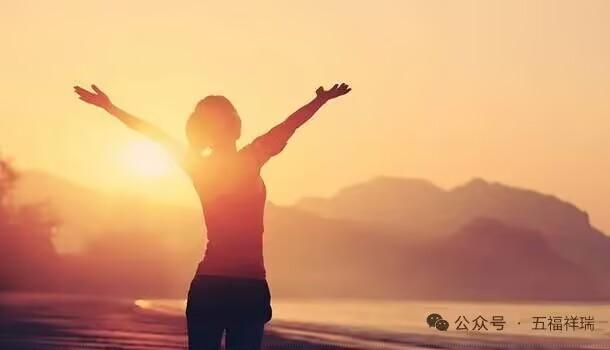 阳光不再羞涩，不再含蓄，它像极了生命中最浓烈的那段时光，毫无保留地倾泻而下，把世