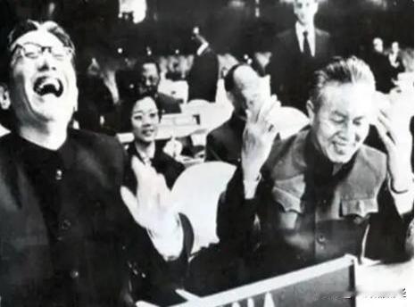 1985年，乔冠华归葬故乡盐城遭到拒绝，妻子章含之无奈之下找到一个人帮忙，此人在