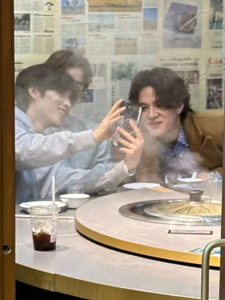哥几个穿那么帅去吃铁锅炖大鹅啊哈哈哈哈哈哈哈哈哈哈 