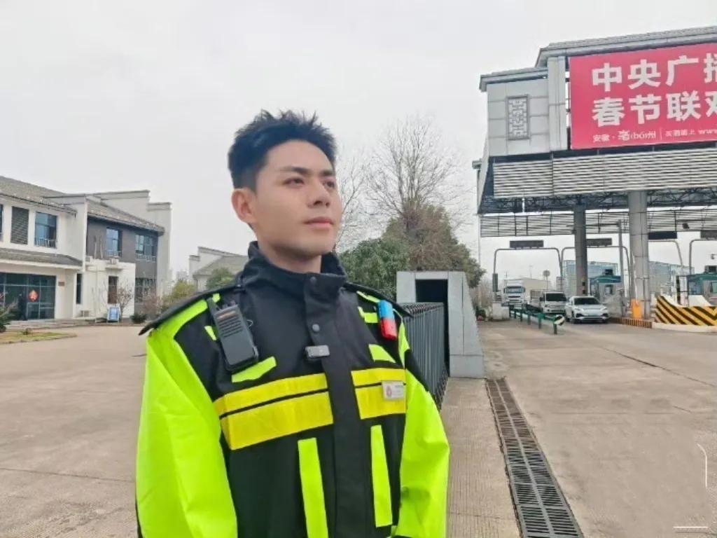 00后高速收费员撞脸多个明星！
近日，安徽马鞍山郑蒲港站一名“00后”高速收费员