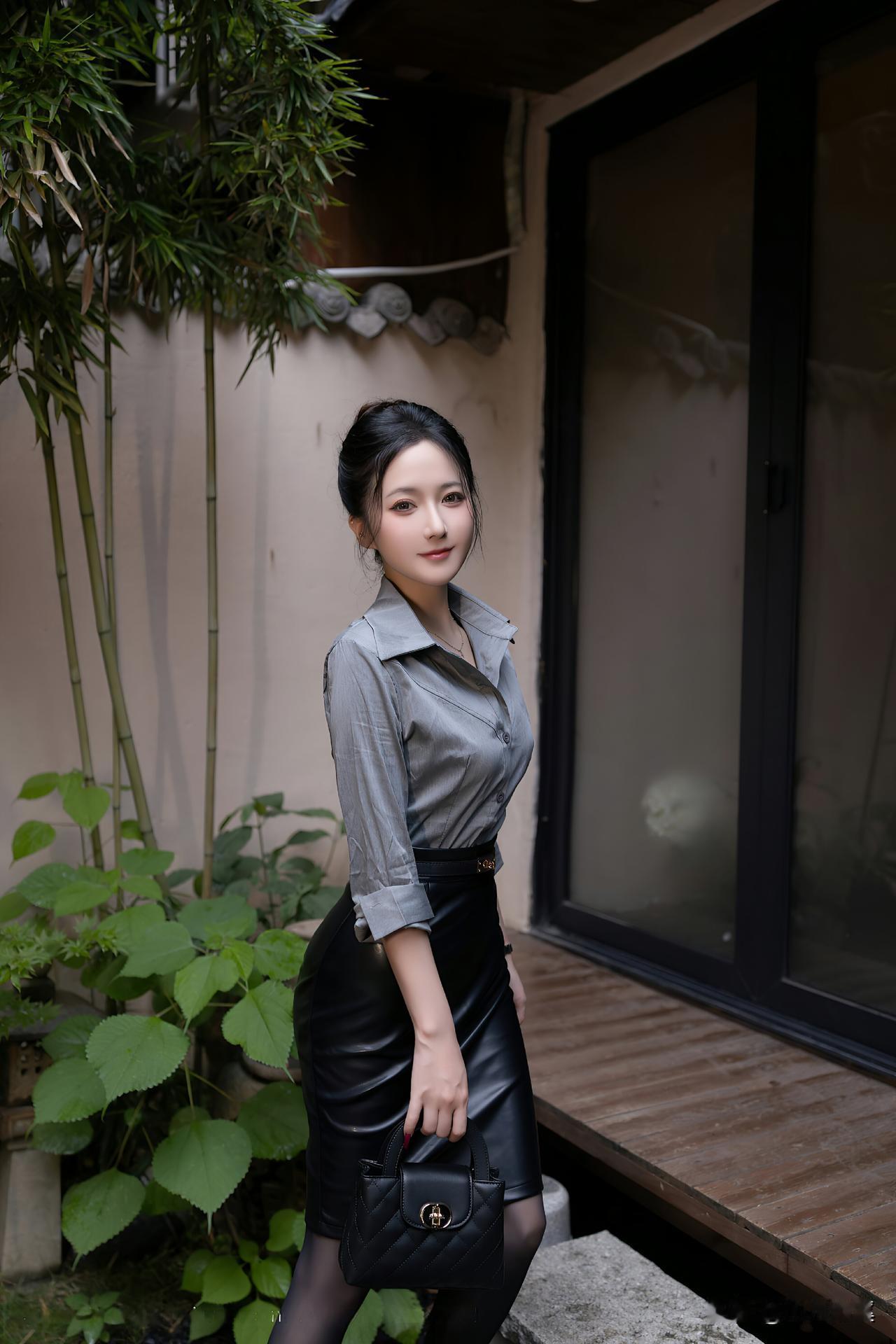 腰细腿长，黑丝包臀裙，职场风性感教科书