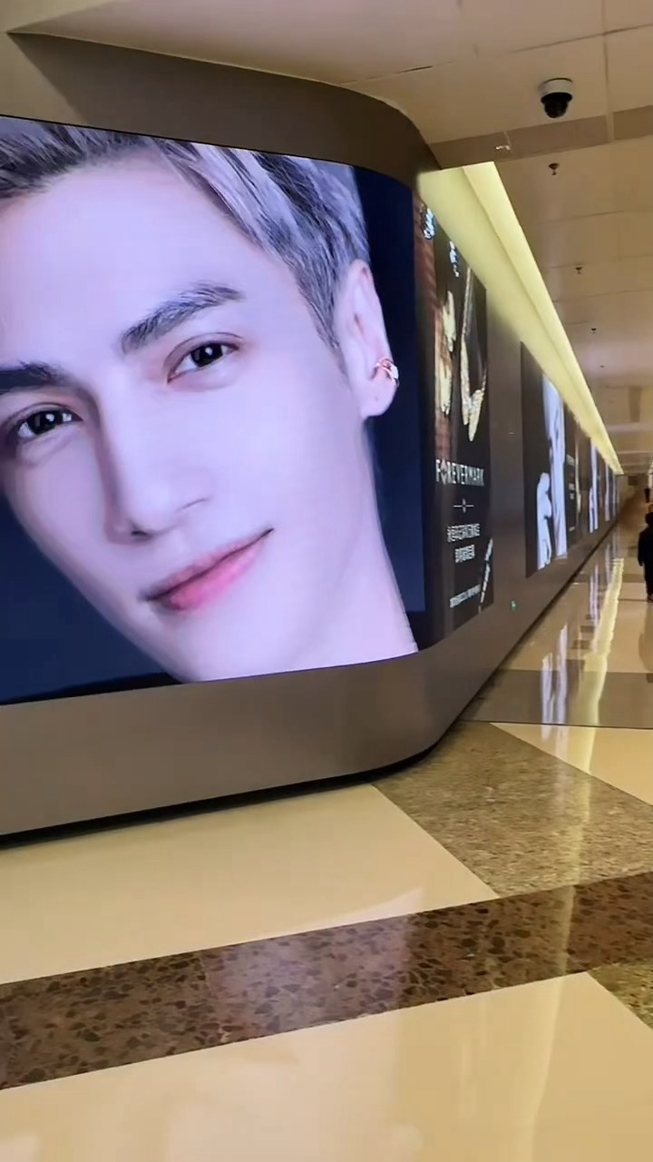 罗云熙Forevermark大屏 整个通道都是罗云熙 