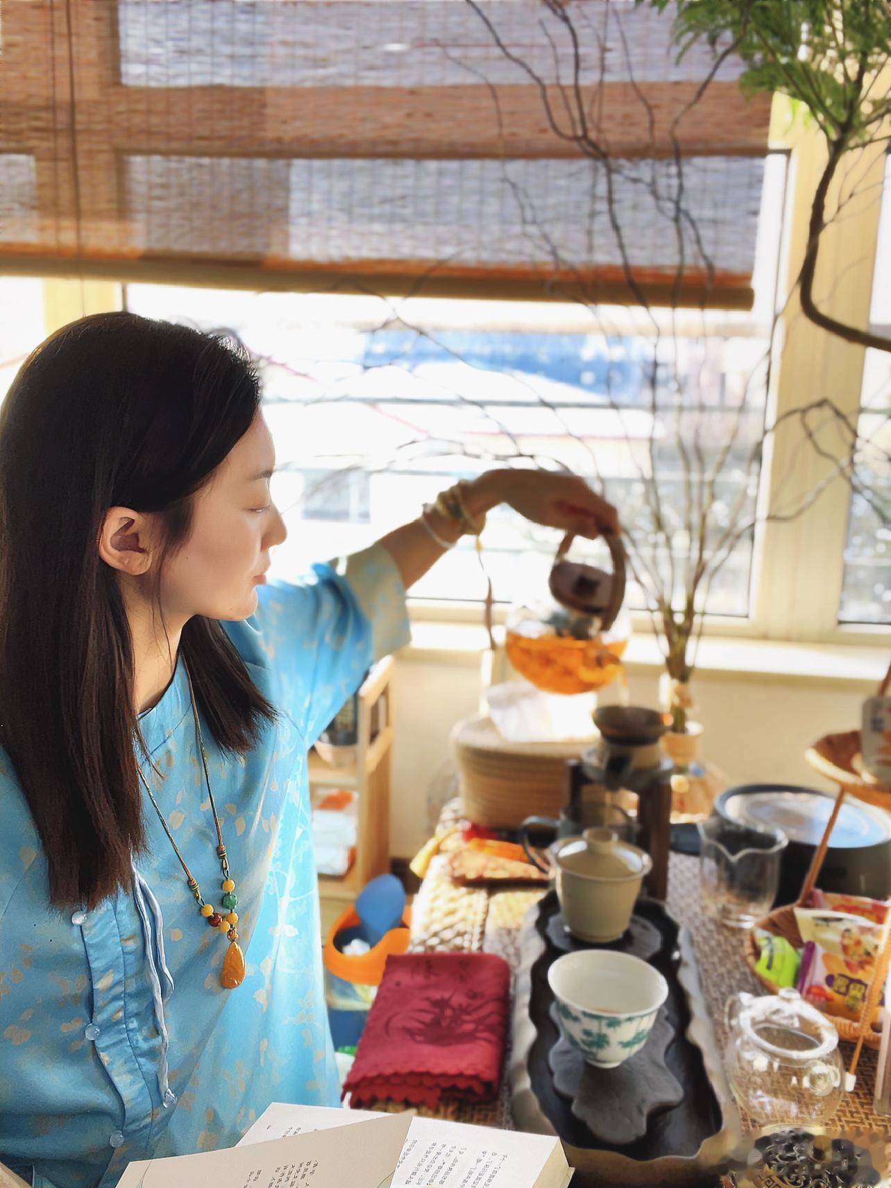 温柔，是一个人内在的修养。它是在历经世事磨砺后的成长，是开在荆棘上的花朵。#茶[