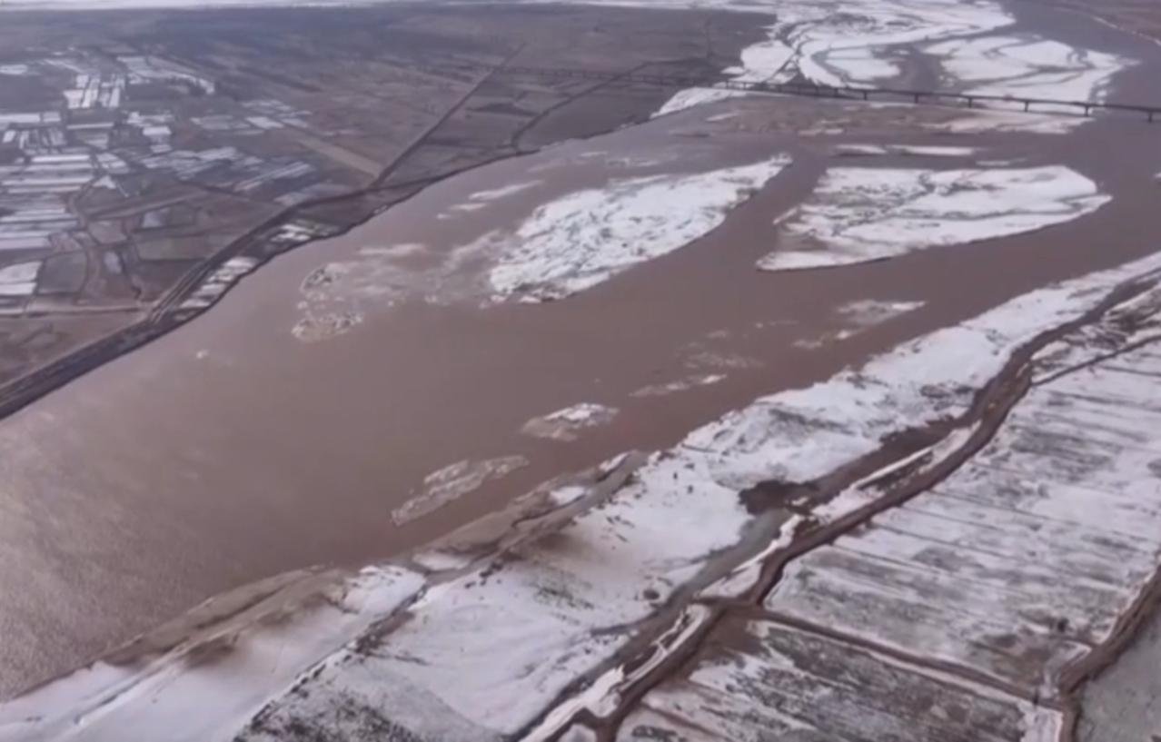 随着气温回升，黄河凌汛期平稳结束。航拍视角里，曾经封冻的河面逐渐消融，一块块流凌