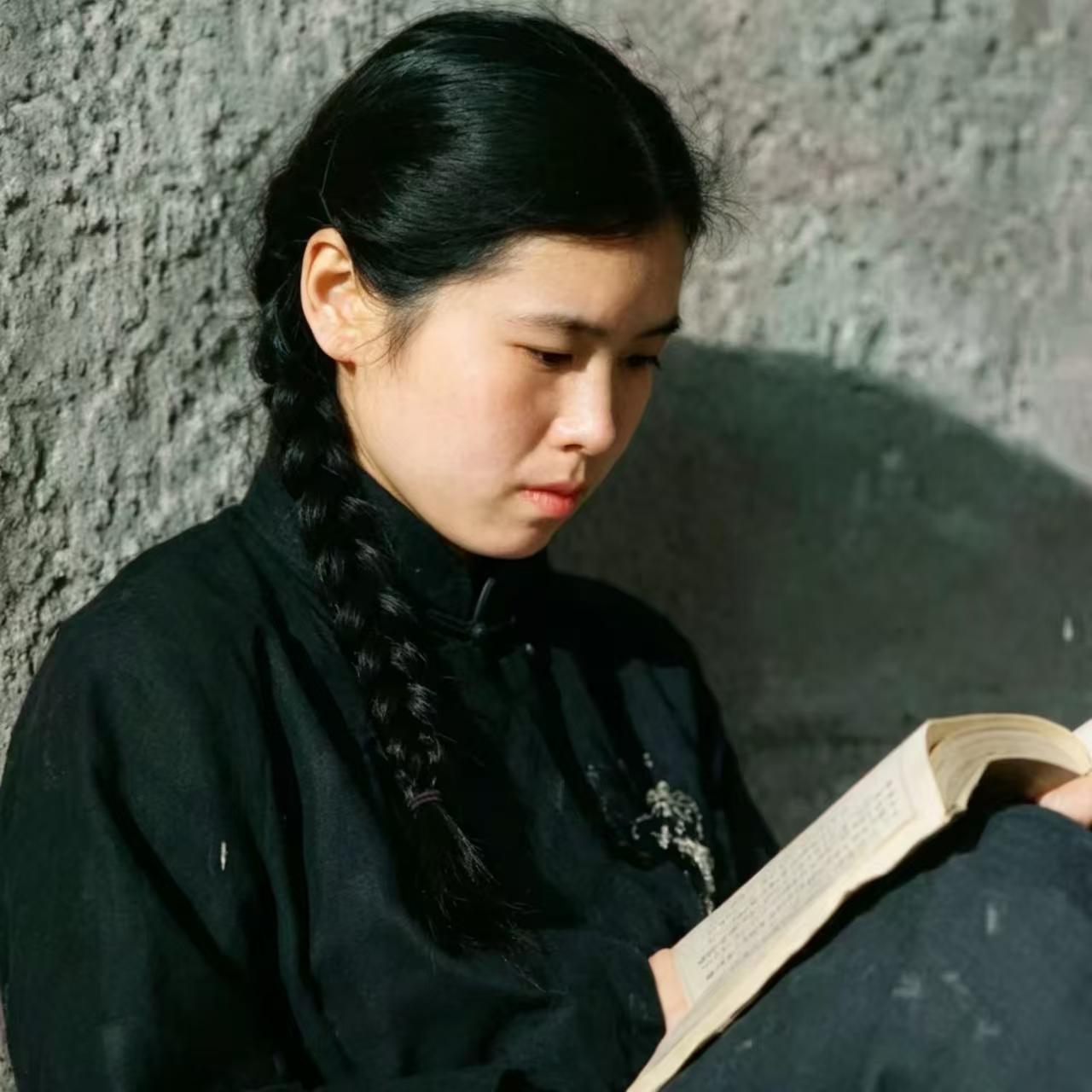 这是年轻时的杨洁导演在认真看书。许多人只知道杨洁是《西游记》的导演，但很少人知道