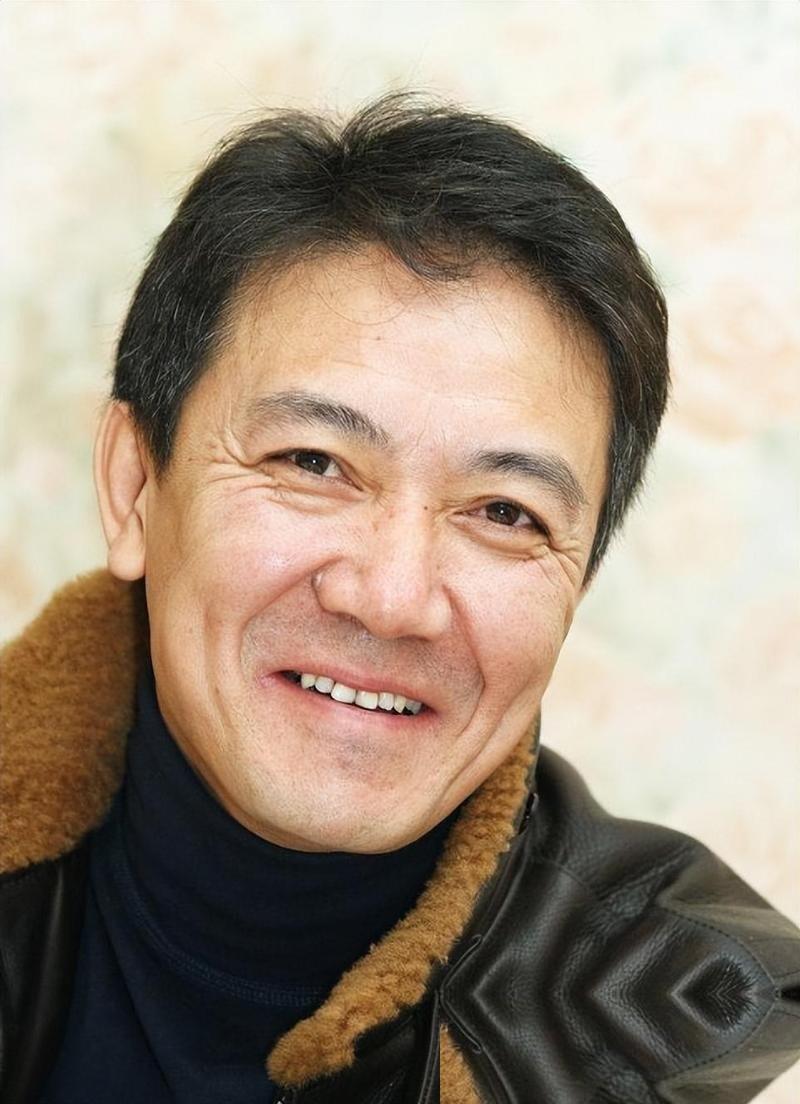 镜头前，一个演了一辈子硬汉、铁骨铮铮的67岁男人，突然红了眼眶，声音哽咽。
前阵