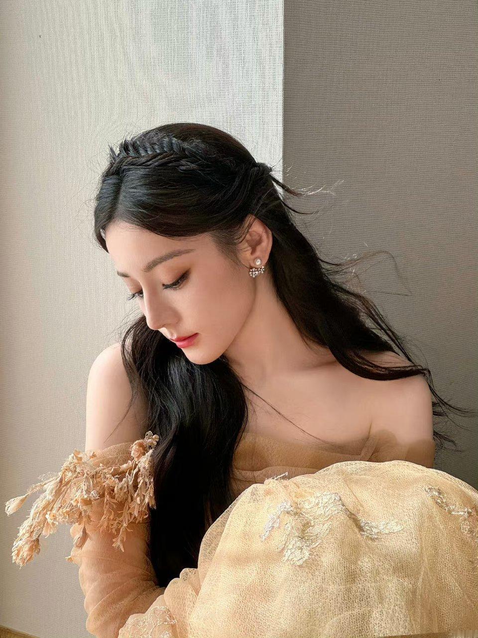 #迪丽热巴[超话]##迪丽热巴出场和婚礼的有什么区别# 我热巴真的是美的惊心动魄