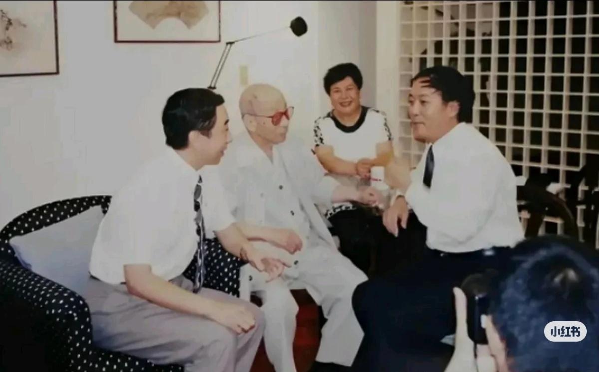 1993年冯巩、牛群赴台演出，专程登门拜访92岁高龄的张学良先生。二人以曲艺后辈