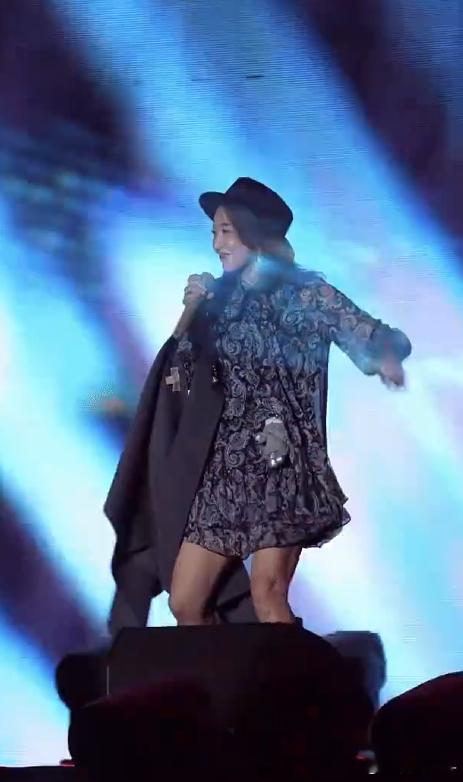 孙悦不愧为女明星，站上舞台的那一刻，她仿佛从不曾离开，依旧是那个令人无法忽视的焦