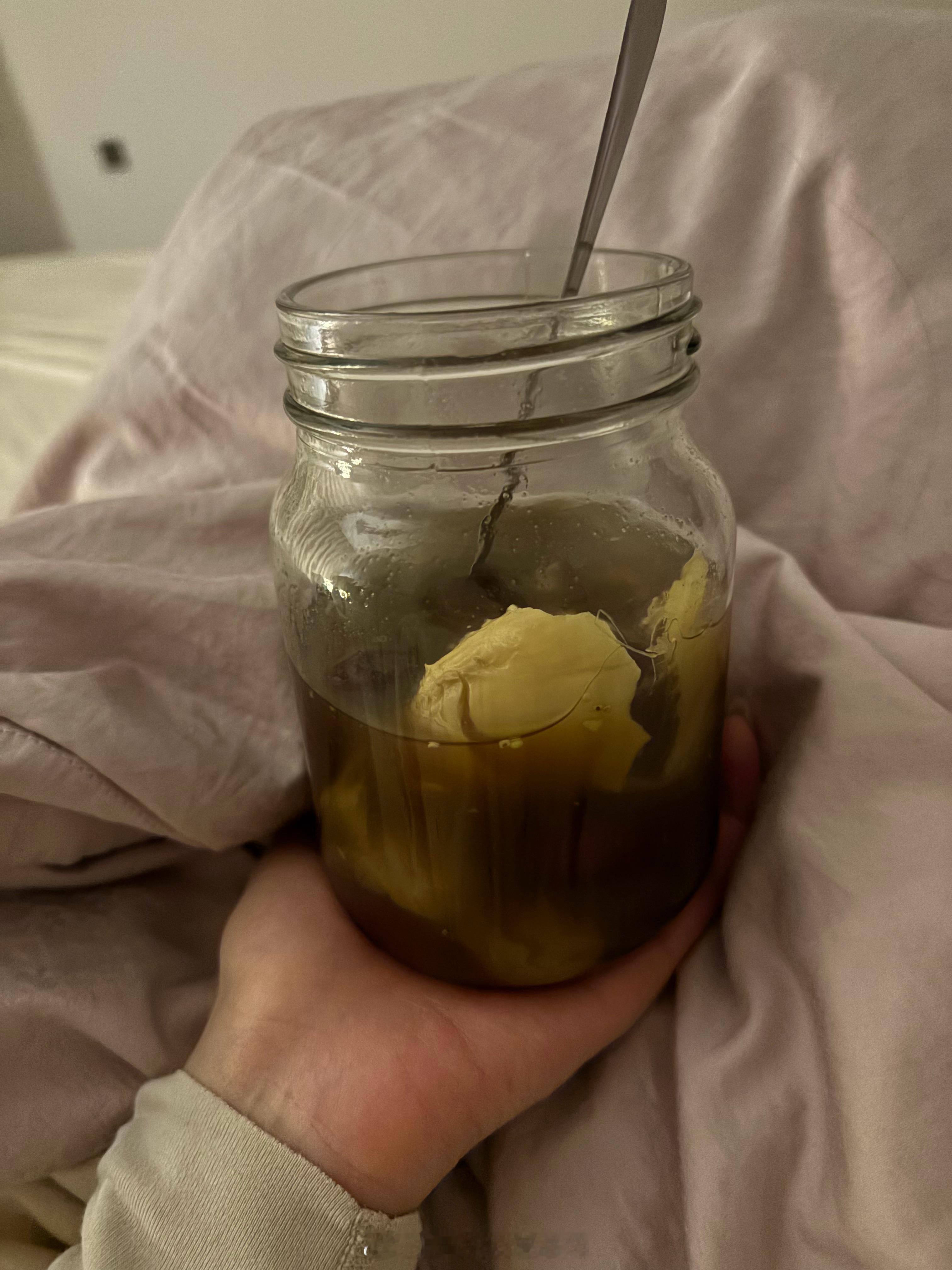 拒绝了朋友的唱k邀请 选择在房间喝古法窝蛋红糖看周大爷不服老