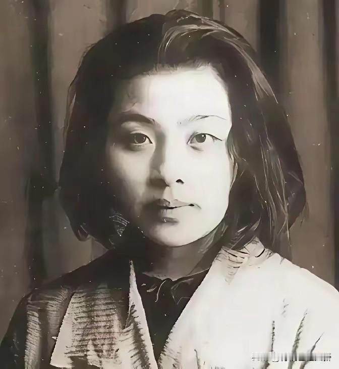 这是1928年的丁玲，和当代一个名人很像。
科学预测，200万活着的人里，就有两