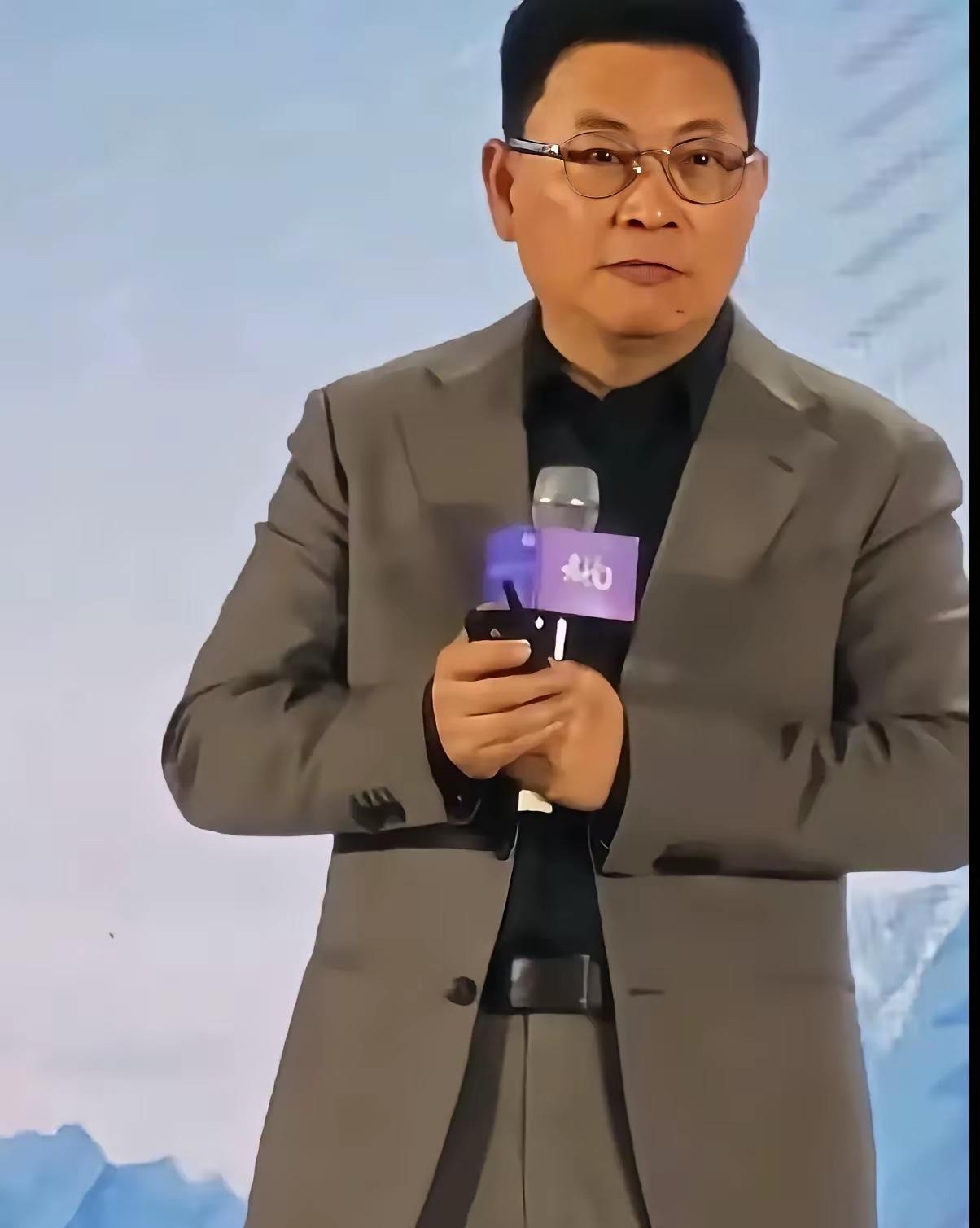 两父子，才是自己人！
根本不是之前网友说的，问界为了出海，华为被制裁，所以才分手