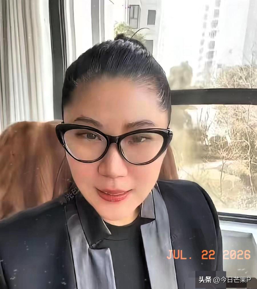 相由心生不是没道理的。 
CoCo真的变了，
你看她跟谢贤分开以后，
整个人的气