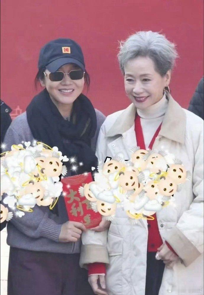 闫妮右手叶童左手倪虹洁期待值直接拉满！闫妮牵起叶童与倪虹洁，在影片里开启热闹的新