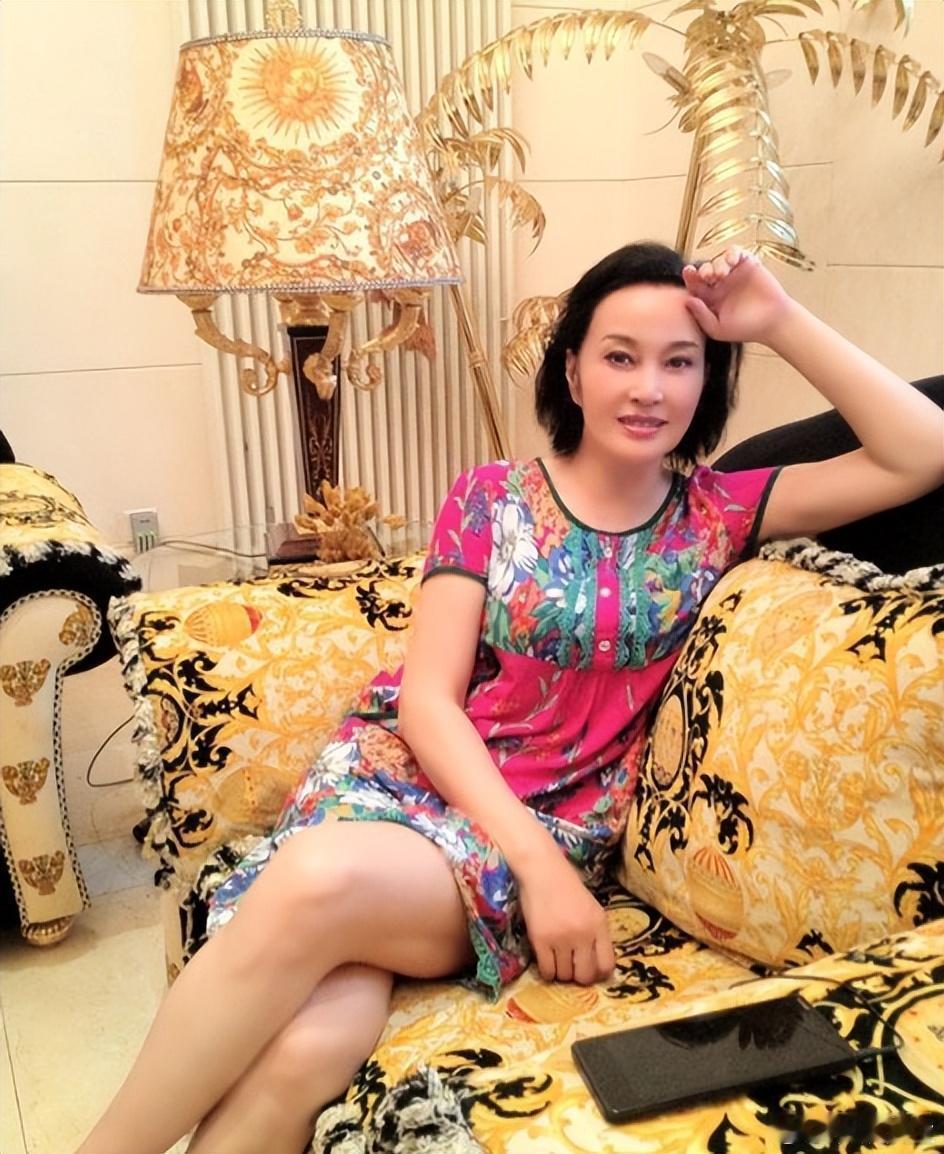 刘晓庆一组居家图曝光，在家仍然是穿着时尚、气质非凡，保养得太好了，怪不得74岁了