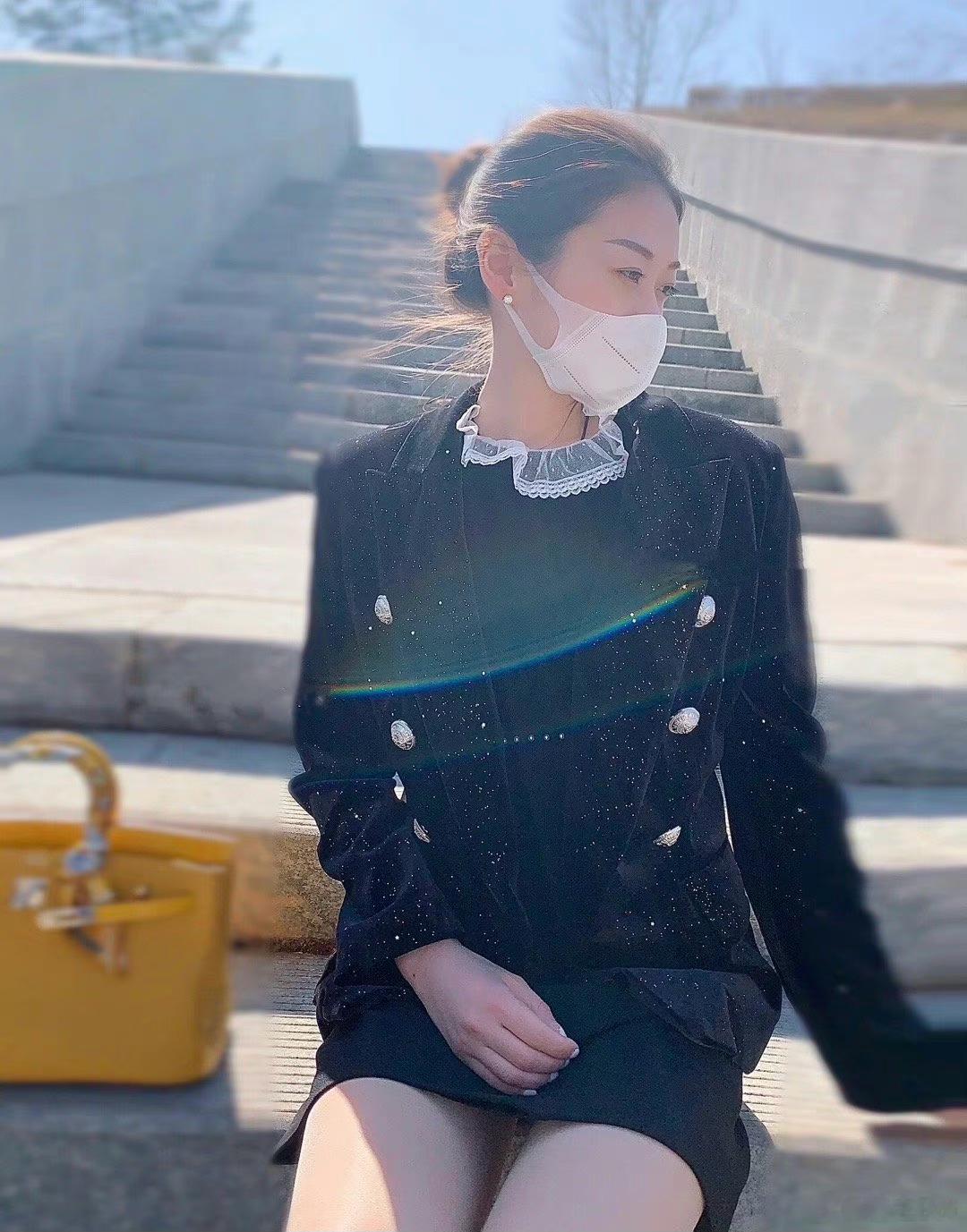 口罩也遮不住的美腿更是无敌了 ​​​