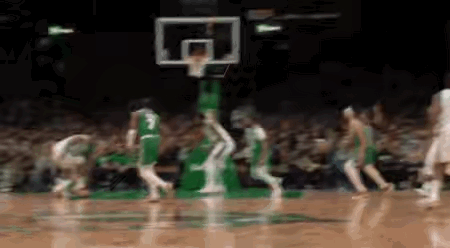 强硬还是脏？斯玛特再现争议一球，飞身救球压到塔克小腿，看着就疼！

76人大战凯